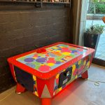 Cashless air hockey arcade machine for long-term venue installation