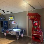 Cashless air hockey arcade machine for long-term venue installation